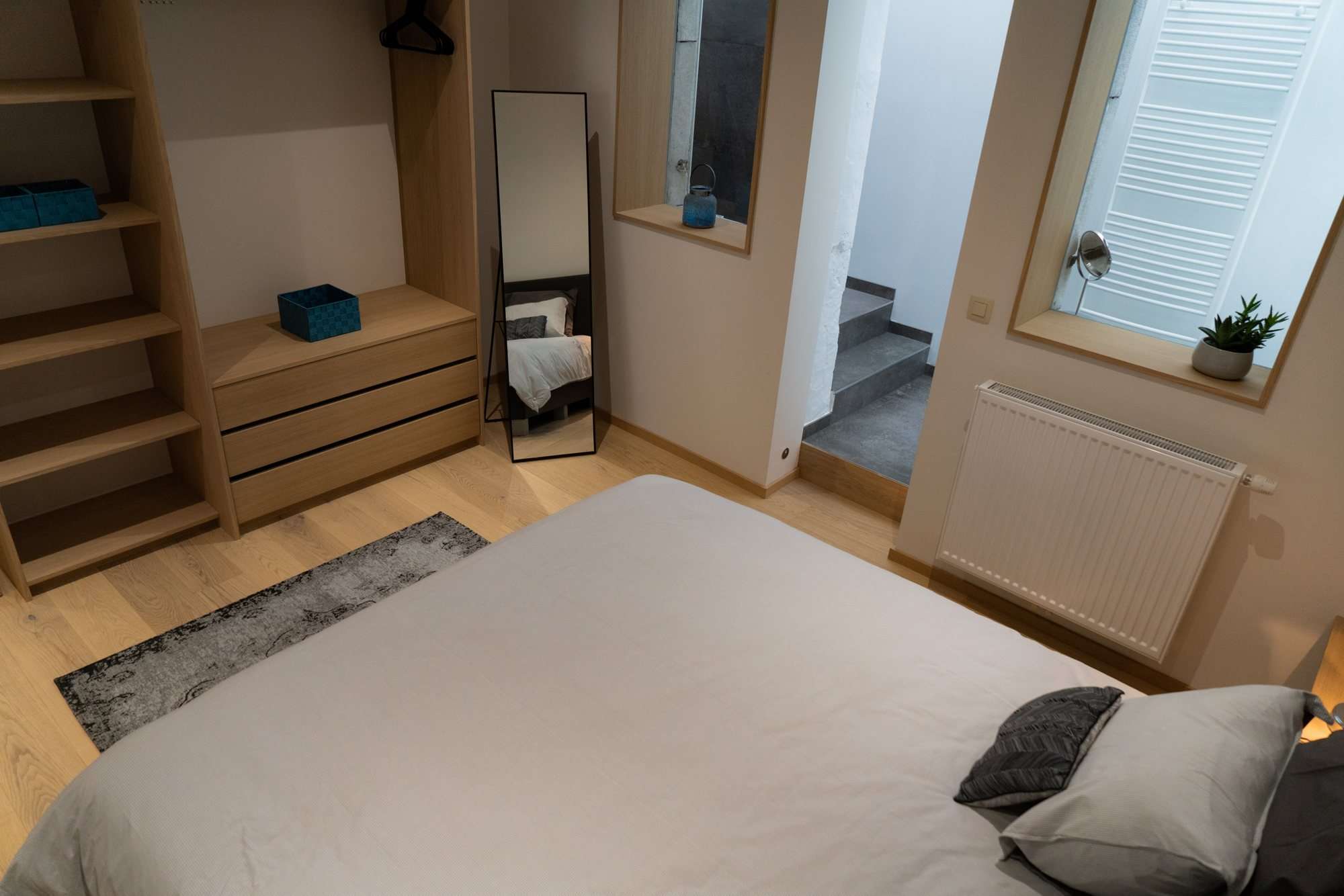 La chambre, ses rangements et l'escalier qui y mène