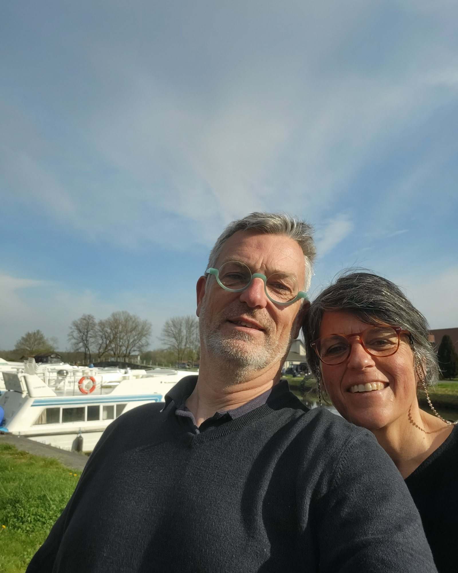 Véronique et Philippe, vos hôtes, souriants au bord de l'eau