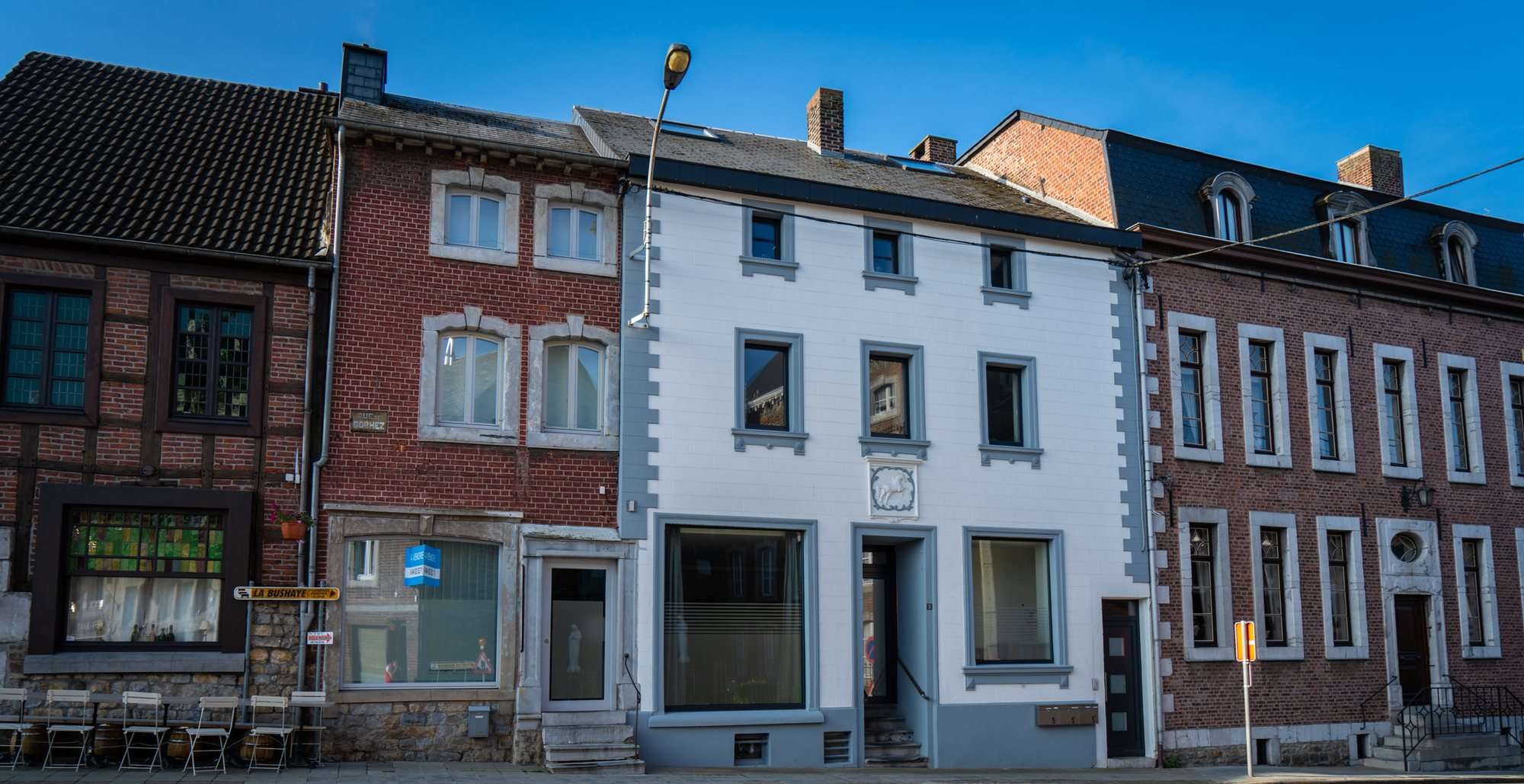 Une rue du centre d'Aubel : maisons à colombages, briques et façade blanche