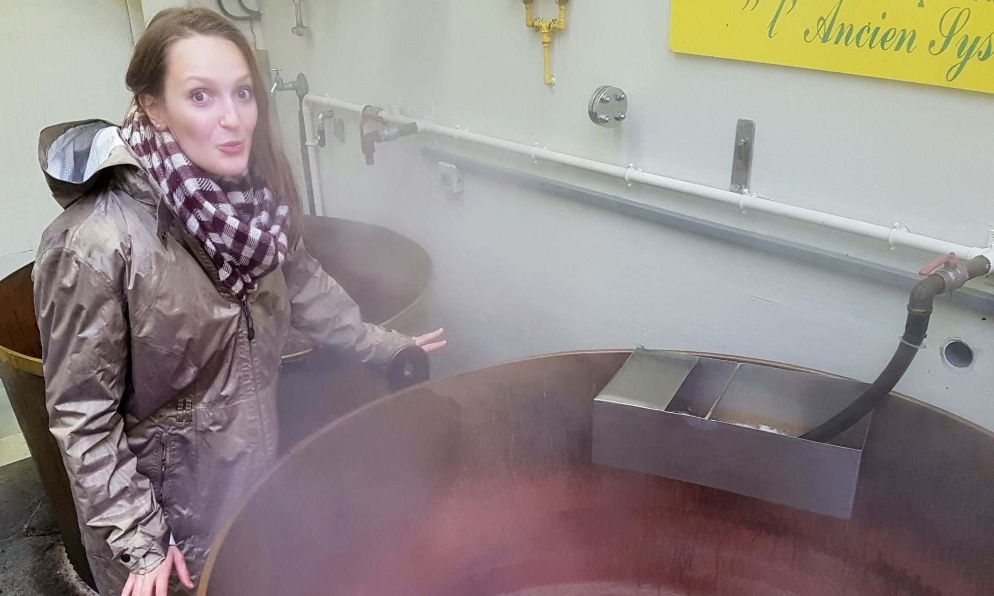 Cuisson du sirop dans un grand chaudron, à Aubel